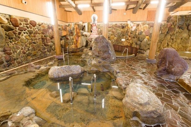 ひょうたん温泉には100年の歴史がある。創業時に作られたひょうたん型の岩風呂は、今も女湯にある 画像提供：ひょうたん温泉