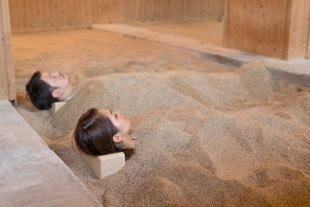 ひょうたん温泉内には、温泉の地熱を利用した砂湯もあり、入浴料＋840円(浴衣代)で体験可能 画像提供：ひょうたん温泉