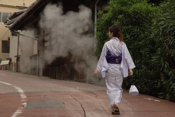 湯けむりが立ち上る、鉄輪温泉街の石畳。まさに「歩いても温泉」！
