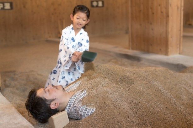 子どもは遊び感覚で楽しめる砂湯。別府の温泉文化の体験が、楽しい思い出に！ 画像提供：ひょうたん温泉