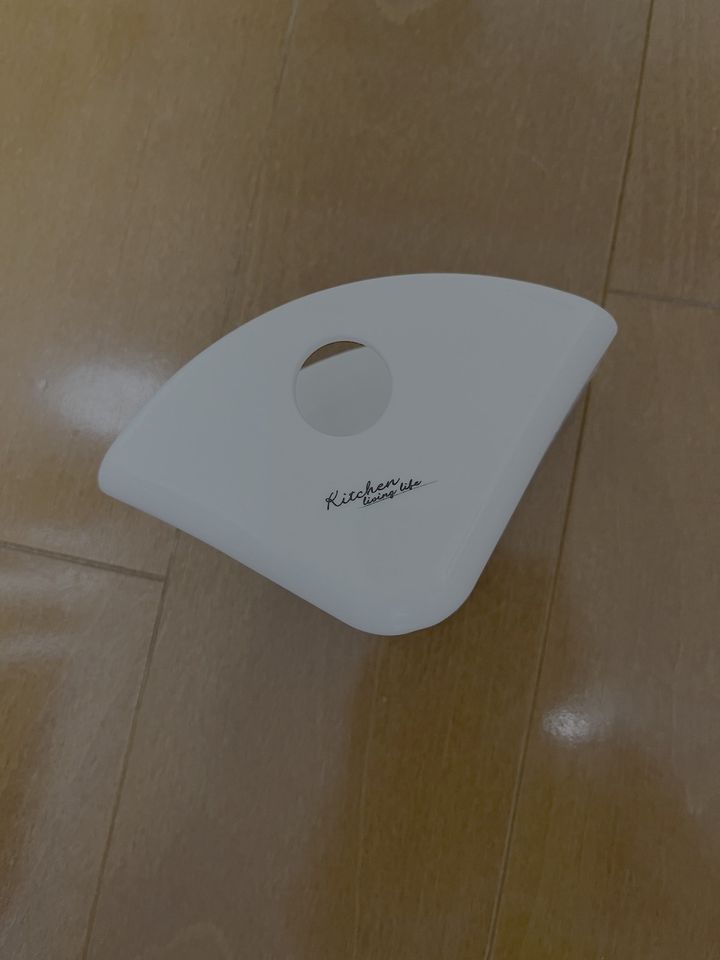 セリアの「マグネットスポンジホルダー」（110円／サイズ：幅114×奥行き51×高さ71mm）