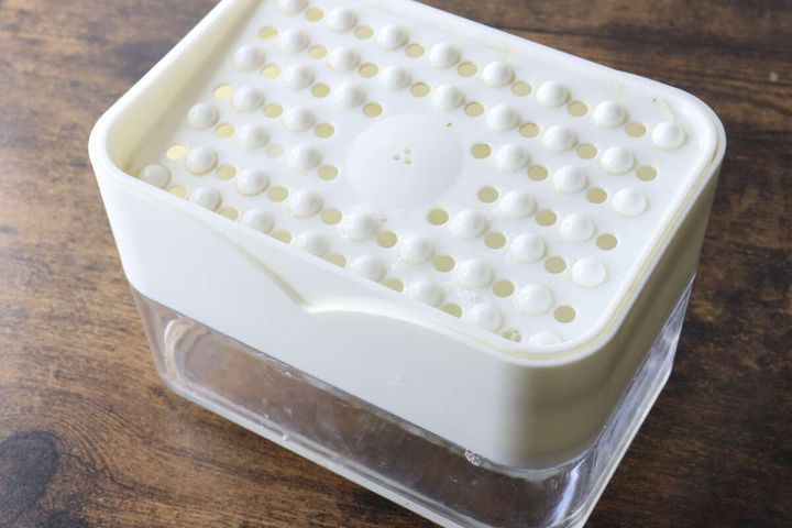 水抜き穴がある四角い白い洗剤詰め替え容器