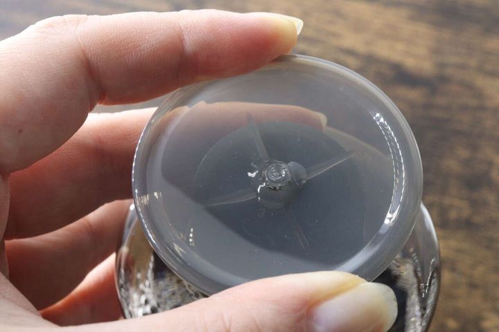 指で押すワンプッシュボトルのポンプ部分を上から見た様子