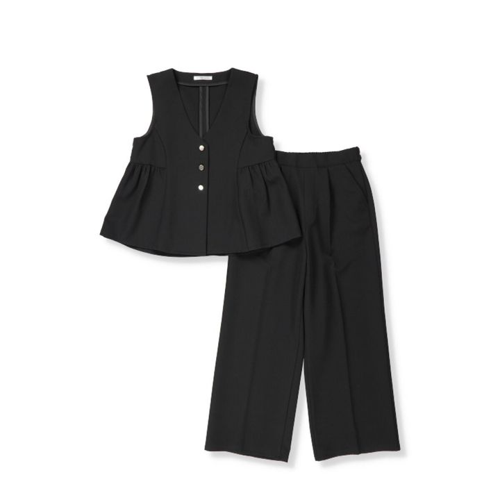 黒いジレとワイドパンツのセットアップ。ジレはVネックで金色のボタンが並び、裾はペプラムデザイン。パンツはセンタープレス入り。