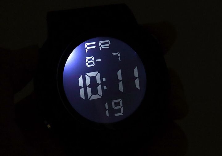 暗闇でLEDライトが点灯し、時刻が明るく表示されたデジタルウォッチ