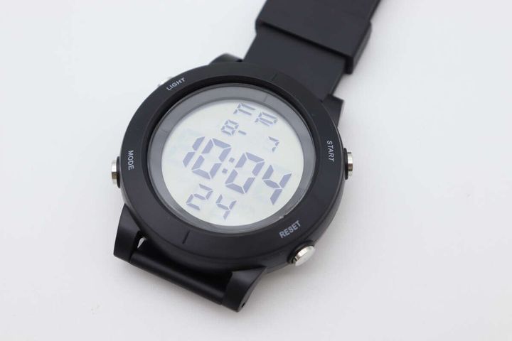 デジタルウォッチの文字盤に時刻と日付が大きく表示されているアップ