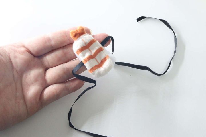 手のひらに乗せた「ぬい活お寿司 まぐろ＆えび柄」のえび柄とリボン