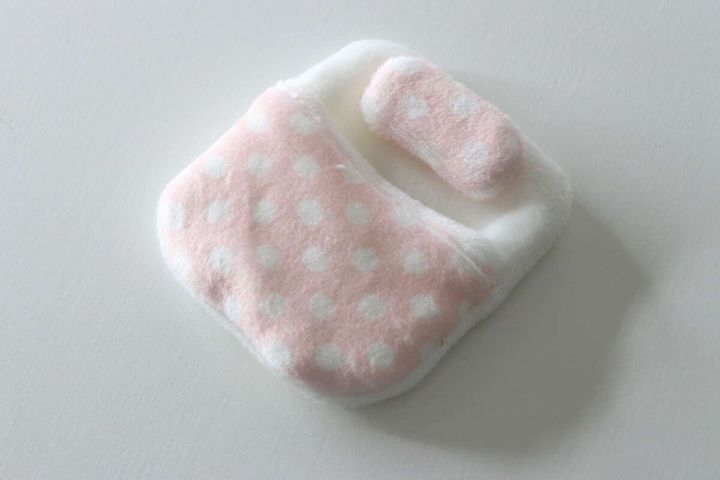 ピンク色の水玉模様の「ミニチュアお布団」を広げた状態