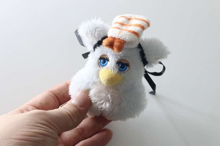 白いぬいぐるみに「ぬい活お寿司 まぐろ＆えび柄」のえび柄を装着した様子