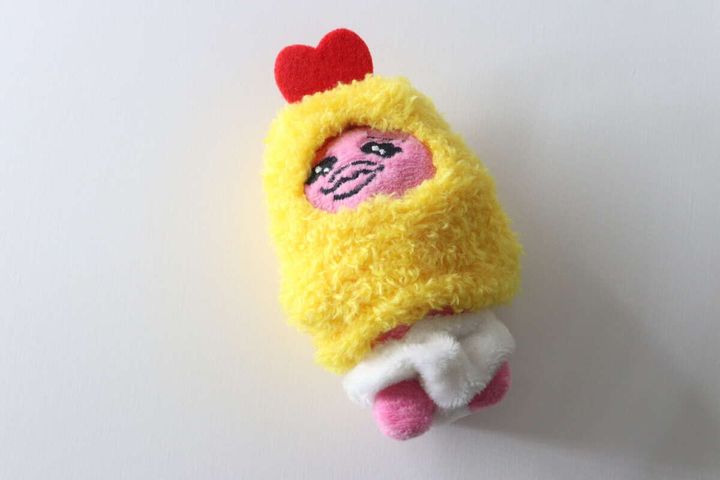 ピンク色のぬいぐるみに「フィギュア用きぐるみぬい活 FS＆CA柄」を着せた様子