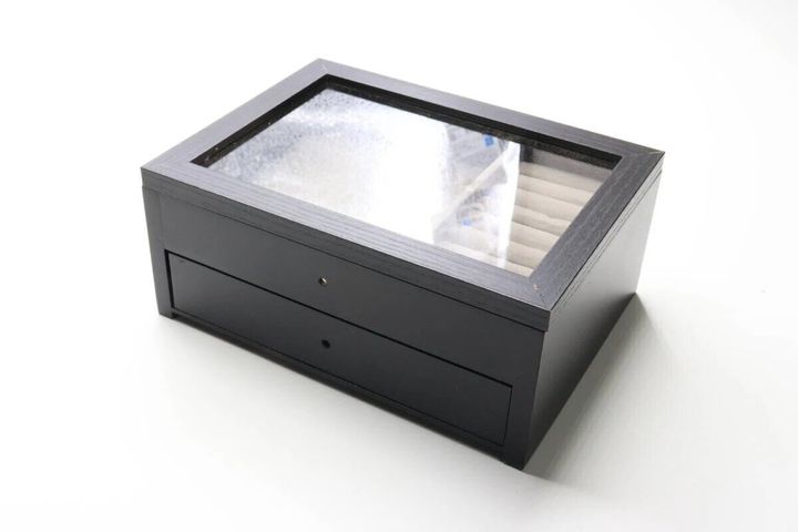 天面に透明窓がある黒い木製のアクセサリーボックス
