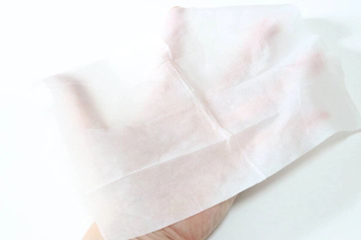 手のひらに広げられた白いボディシートのアップ