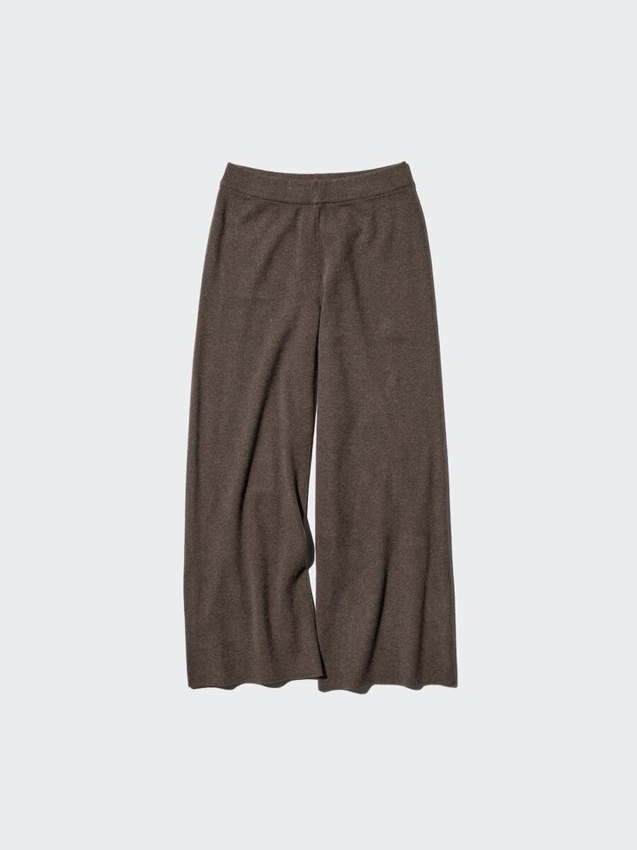 ブラウンのウォッシャブルニットパンツ。すとんと落ちるワイドシルエット。