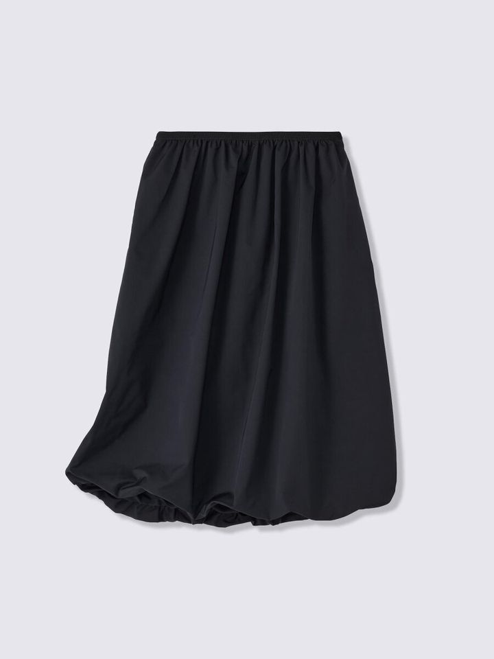 黒色のふんわりとしたバルーンシルエットのミディスカート