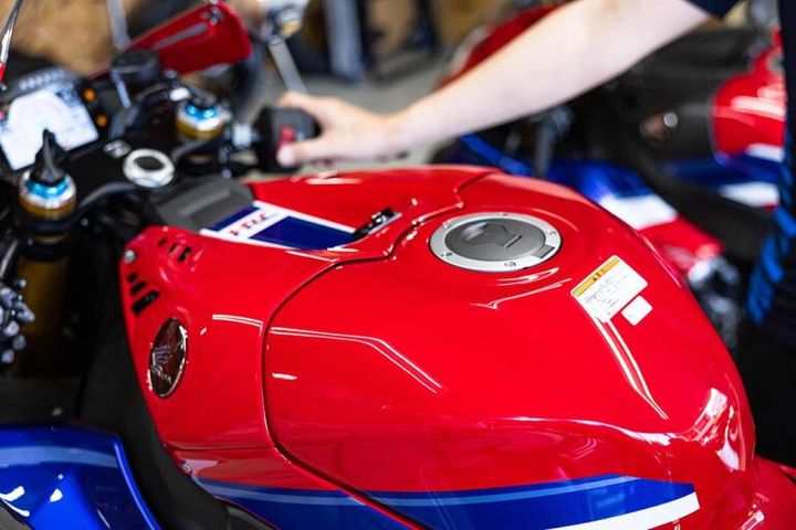 バイクのバッテリーが上がったらどうする？ 原因・確認方法・対処法を元HRCエンジニアが解説