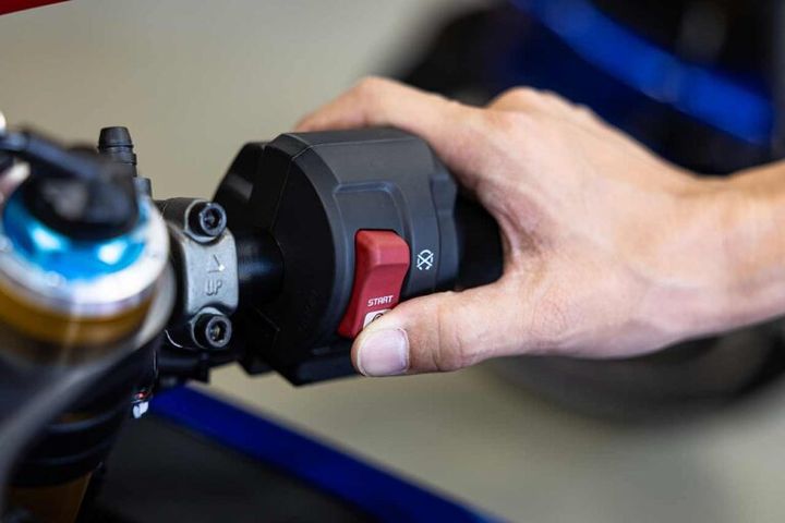 バイクのバッテリーが上がったらどうする？ 原因・確認方法・対処法を元HRCエンジニアが解説
