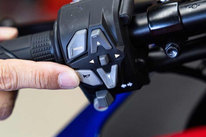 バイクのバッテリーが上がったらどうする？ 原因・確認方法・対処法を元HRCエンジニアが解説