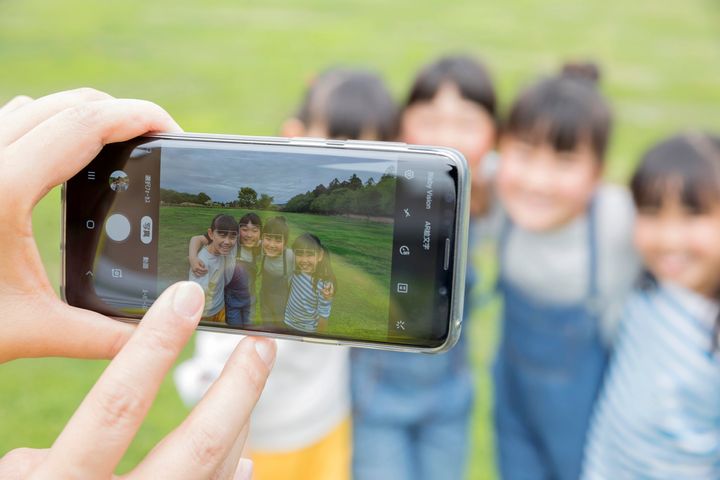 夏休み中、子どもの友達やグループでの思い出を撮影する機会は多いが、SNS投稿には注意が必要（画像はイメージ）