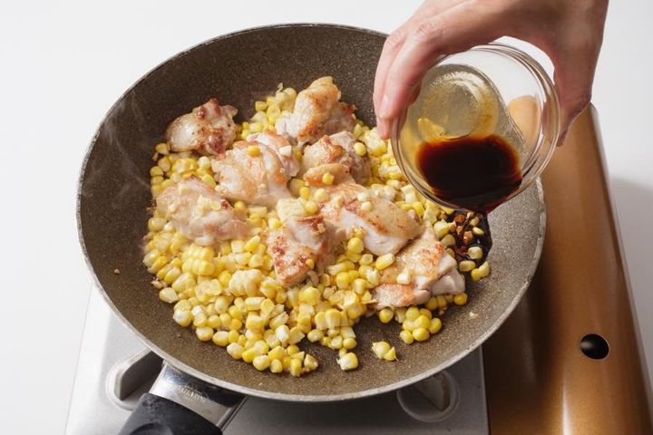 鶏ももとコーンのガリバタしょうゆ炒め