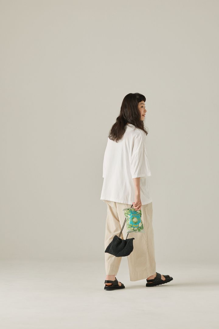 大人が着たい白Tシャツは、まあるくゆるいシルエットの《homspun》。【FUDGE FRIEND おしゃれさんの毎日コーディネート vol.727｜田中真里奈】