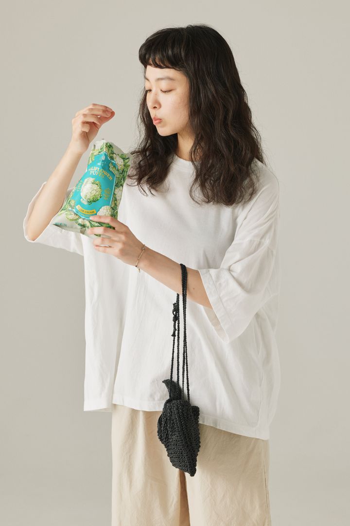 大人が着たい白Tシャツは、まあるくゆるいシルエットの《homspun》。【FUDGE FRIEND おしゃれさんの毎日コーディネート vol.727｜田中真里奈】