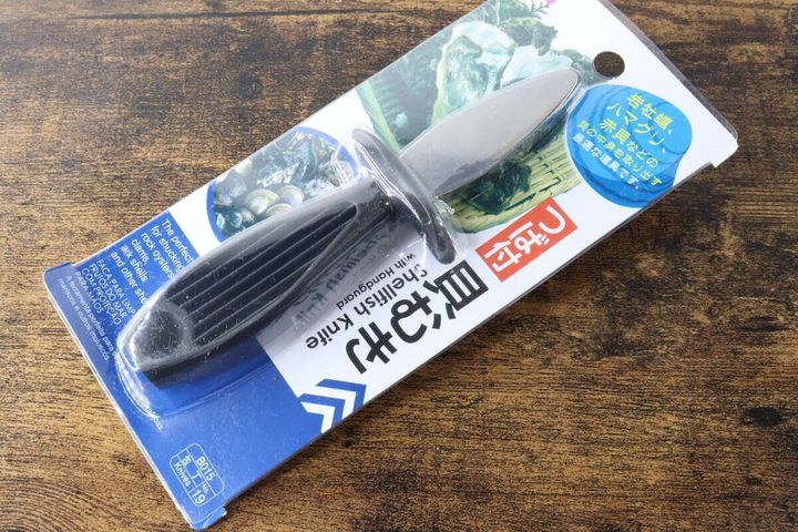 ダイソーの「つば付貝むき」がパッケージに入った斜めからの写真