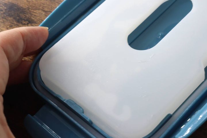 ランチボックスのフタにセットされた保冷剤の表面に結露が見えるアップ