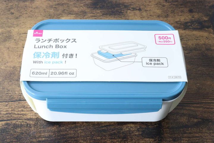 ダイソーのランチボックス保冷剤付のパッケージが写っている