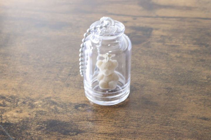 キーホルダーの中に小さなテディベアが収納されている