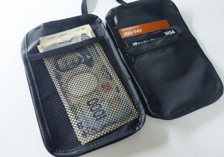 黒いメッシュポケット付ウォレットショルダーバッグを開き、お札やカードが収納されている様子