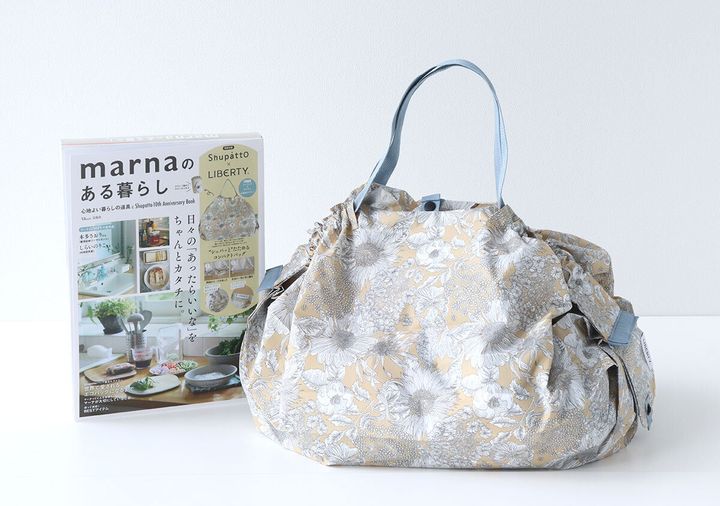 雑誌「marnaのある暮らし」とリバティ柄のシュパットエコバッグが並んでいる