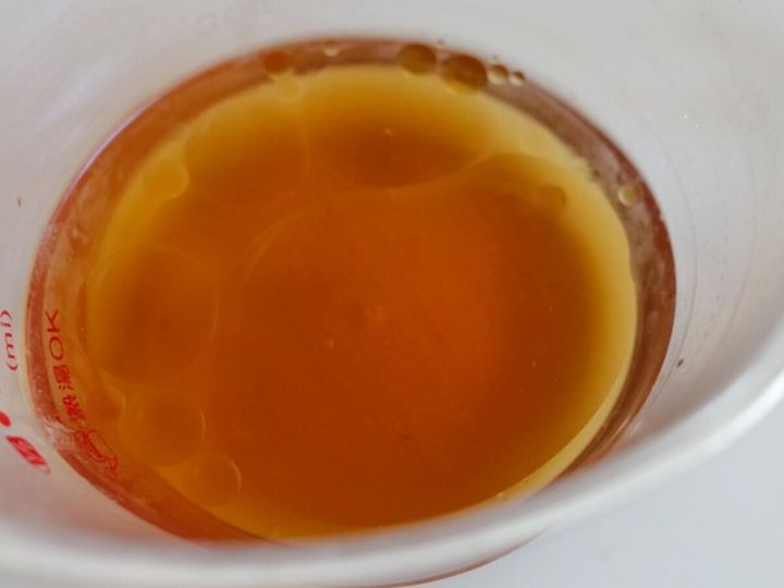 計量カップに入っためんつゆと水とごま油を混ぜた調味料