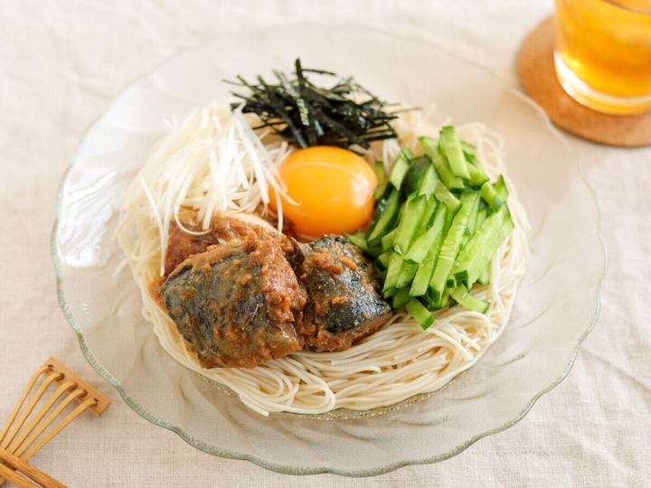 完成した混ぜそうめんと冷たい飲み物が置かれた食卓の全体像