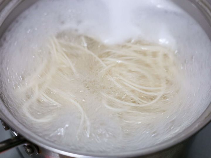 沸騰したお湯でそうめんを茹でている鍋の俯瞰
