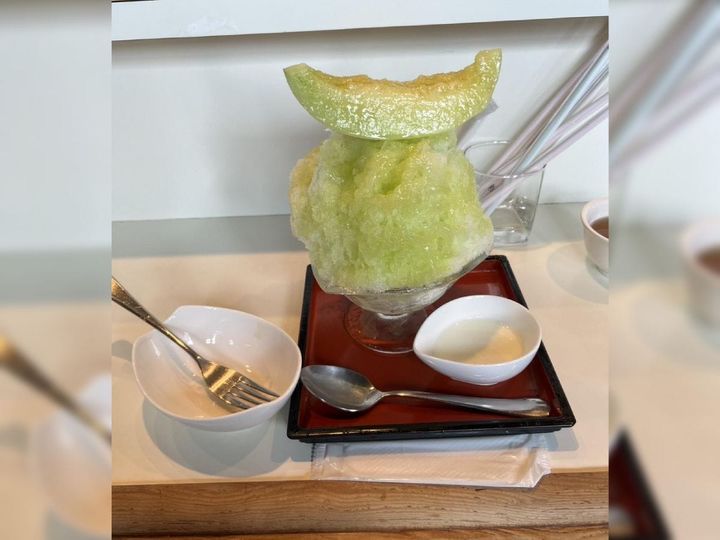 頭が痛くならない天然氷！生のフルーツが乗ったボリューム満点かき氷