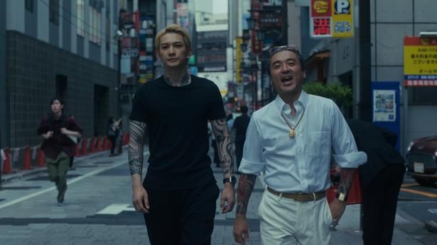 Netflixシリーズ『九条の大罪』より、京極清志(ムロツヨシさん)と壬生憲剛(町田啓太さん)。2人の間にある過去の確執が物語後半の鍵となる (C)真鍋昌平・小学館 (C)TBS