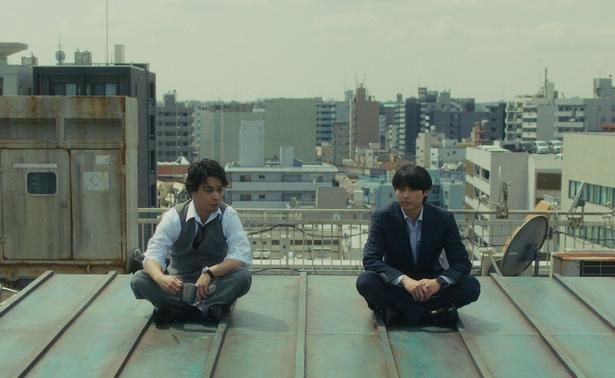 Netflixシリーズ『九条の大罪』より、九条間人(柳楽優弥さん)と烏丸真司(松村北斗さん)。正反対の凸凹バディだ (C)真鍋昌平・小学館 (C)TBS