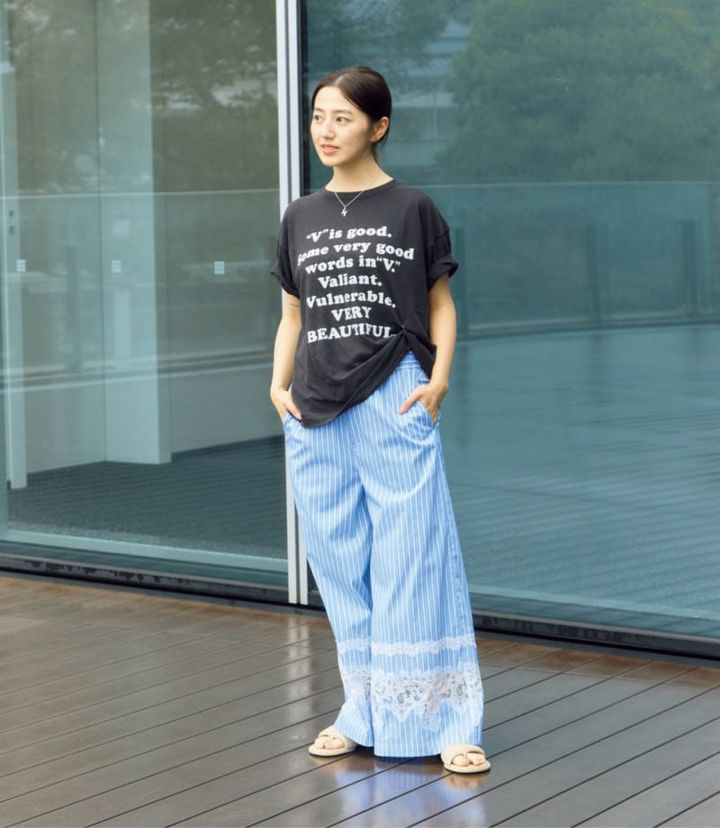 Tシャツ¥11,000（マチュアリー／ビームス ウィメン 原宿） パンツ¥14, 300（レイ ビームス／レイ ビームス 新宿）サンダル¥37,400（SHISEI／デミルクス ビームス 新宿）
