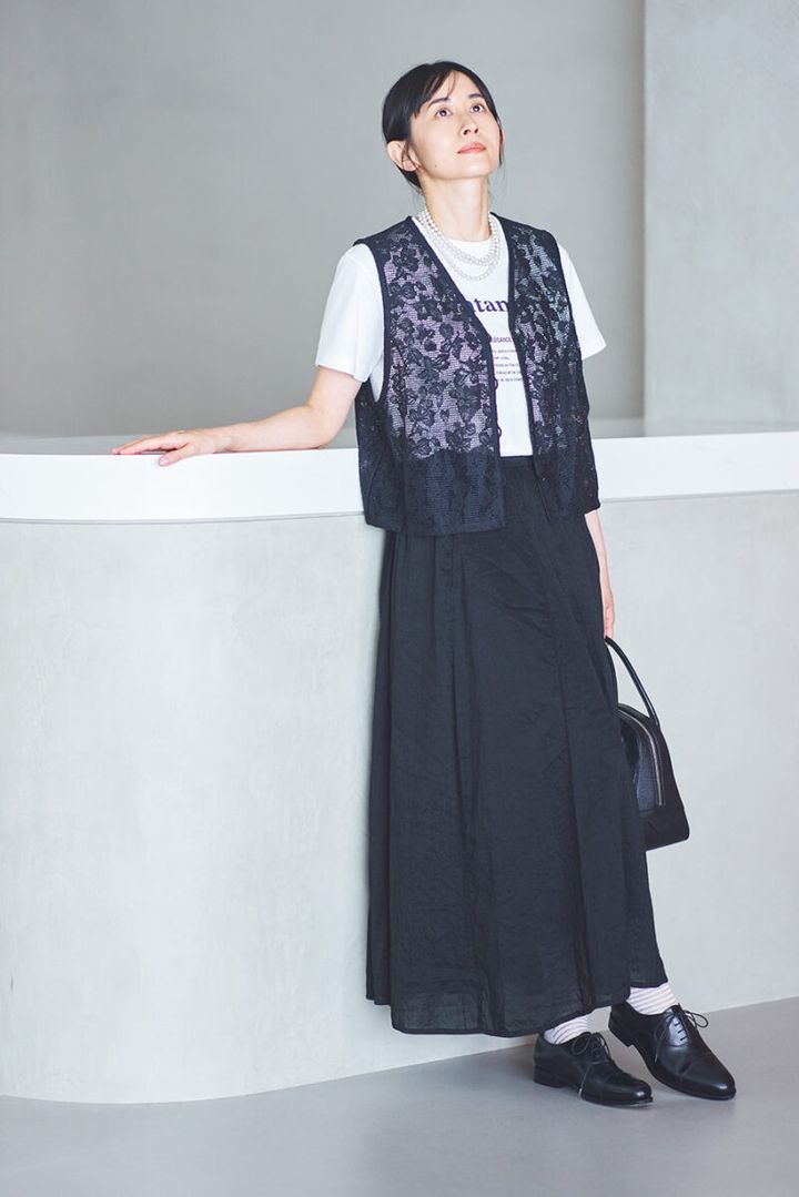 ３連にしたロングパールネックレス¥29,700／アビステ、シアボーダーソックス¥3,080／レキップ