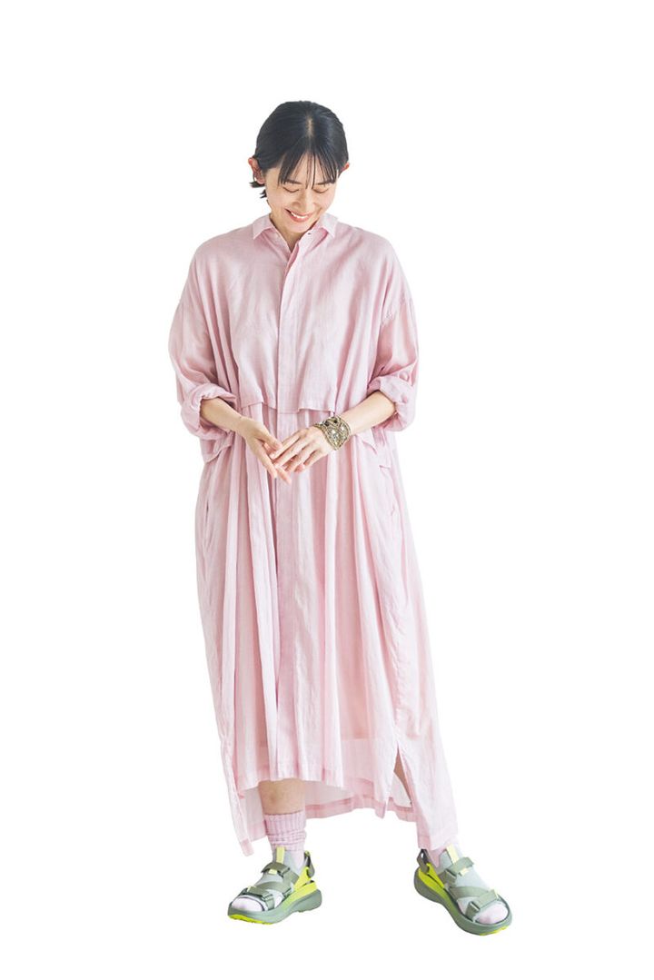 ビーズブレスレット¥71,500／ジーオ（金万）、靴下¥1,210／靴下屋（タビオ）