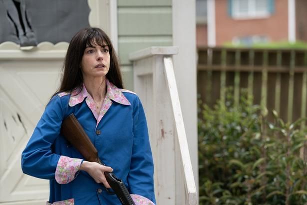 ファミリーで恐竜に対峙していく『オークストリートの異変』 [c] 2025 Warner Bros. Ent. All Rights Reserved