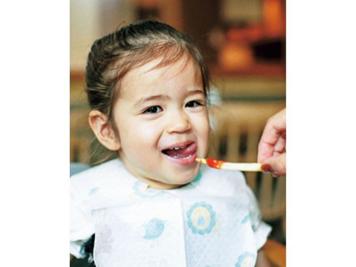 ご飯を食べる子ども