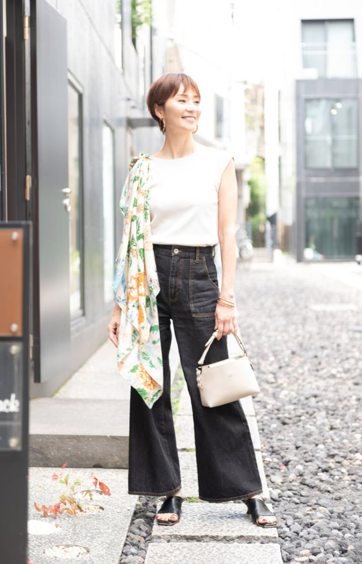 いつものコーデが劇的変化！大判スカーフで華やぐ「大人の夏アレンジスタイル」
