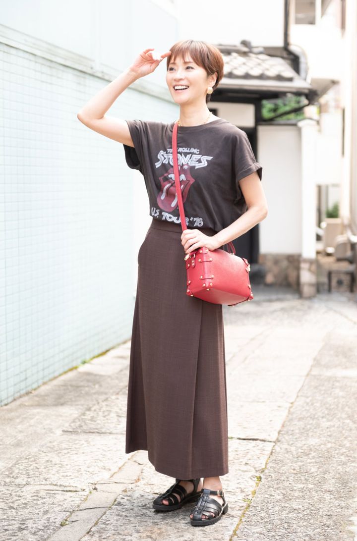 ヴィンテージTシャツを大人顔に！赤バッグで魅せるシック＆辛口スタイル