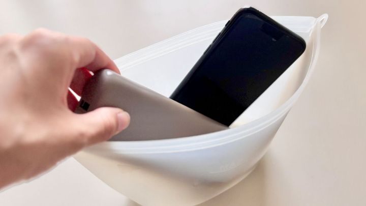 ダイソー「シリコーン保存袋」の意外な使い道！スマホケーブルや電子機器の水濡れ対策に試してみた