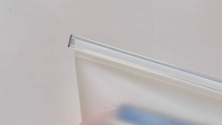 ダイソー「シリコーン保存袋」の意外な使い道！スマホケーブルや電子機器の水濡れ対策に試してみた