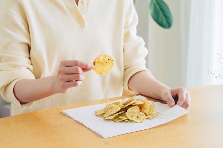 スナック菓子を食べるときにティッシュペーパーを皿代わり……アリ？ナシ？