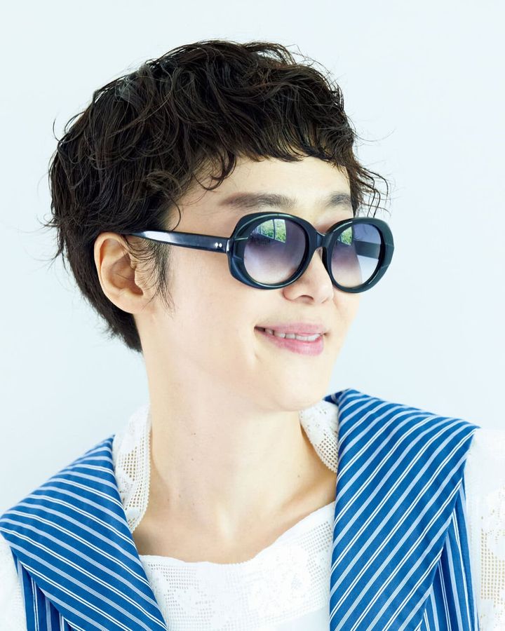 オリバーゴールドスミスのフォックスシェイプのサングラスを愛用の滝口和代さん