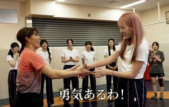 【写真・画像】吉田沙保里が勧誘「レスリングやる？」ME:I・TSUZUMIの“完璧タックル”に大喝采 1枚目