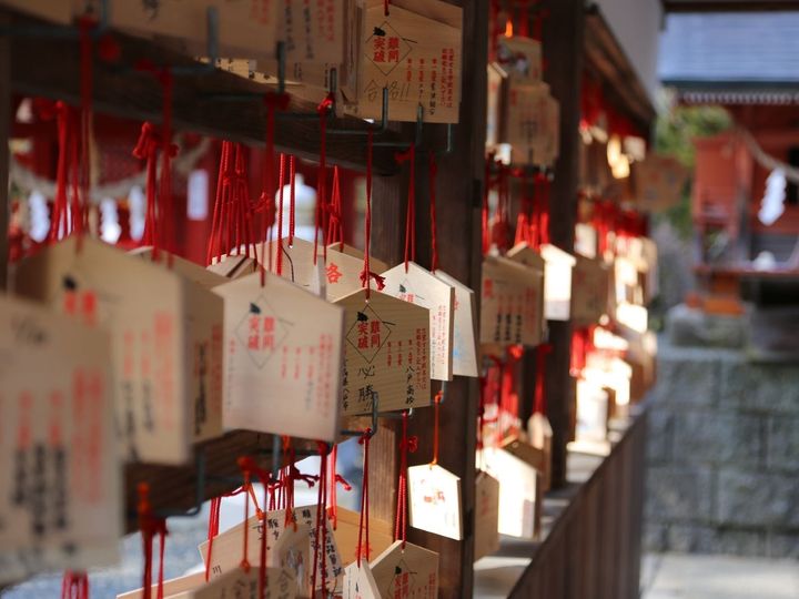 有名な金運・恋愛神社ほど注意が必要？ 欲望や執着が集まる場所は、時に「逆パワースポット」化してしまうことも……。『神様がいる神社 いない神社』の著者が明かす有名神社の注意点を紹介します。（画像出典：PIXTA）